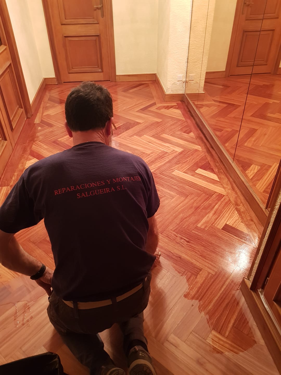 trabajador parquet rivas